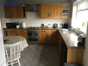 Number One - Fully Equipped Self Catering Four Bedroom House next to Dunedin, 15 mins to Spurn, 20 mins to Saltend, 12 mins to Easington - Image 5