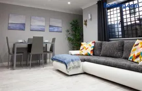 "Furnished Rentals Direct" Modern Apartment Haven near Wellingborough High Street, Sleeps 4, FREE dedicated PARKING within 16 minutes walk, Explore Wellingborough and beyond, suitable for families, contractors and business travellers - Image 3