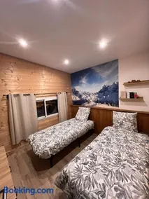 Loft-chalet 12 pers - Billiards - Cinéma - 10 min ski - Image 4