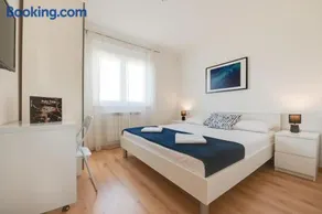 Voll ausgestattetes Ferienhaus mit Garten, Terrasse und privatem Pool - Image 2