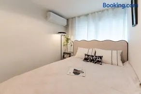 Seoul Pause - Hongdae, Mangwon, Hannam, Itaewon, 4 beds for 8 people, 3-story private house, rooftop - Image 1