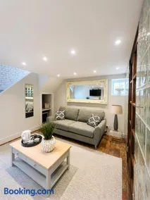 O'pium Suite at Strattons King Bed and Bath - Image 5