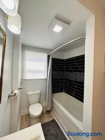 Charming & Cozy Family Home Near Plaza, Movie hall - Image 2