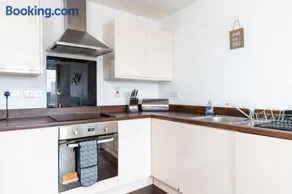 Stevenage - 2 Bedroom Apartment, Free Wifi & Balcony Upto 5 guests - Image 3