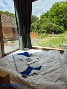 Minimalist Design Cabin mit See- und Wiesenzugang - Image 1