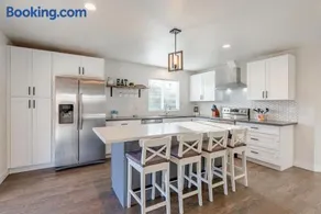 Luxurious 5 Bedroom Home with AC and EV Plug - Image 1