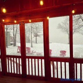 Blufftop Cabin Retreat Hot Tub and Fall Views! - Image 2