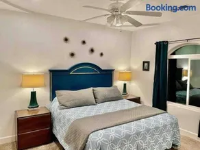 Peacock Suite Hot Tub Sleeps up to 4 Bbq - Image 1