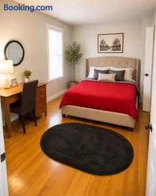 Fall River Stay Urban Haven Suites Cozy 3BR - Image 5