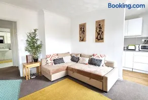2 bed apt w/ private parking close to town centre - Image 2
