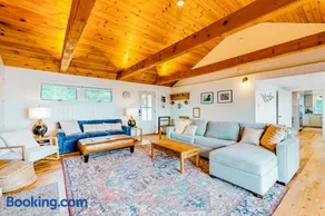 Renovated oceanfront home with stunning view & pebbly beach - snowbird-friendly - Image 2