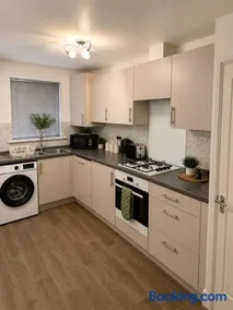 Contractors' Home Away from Home, 4BDR, FreeParking - Image 4