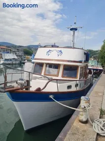 Nuit de quiétude sur un bateau et dans l'eau - Image 2