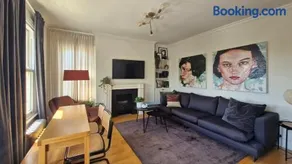 Charming Bright 2-Bed Heritage Flat, Battersea Park, London - Image 2