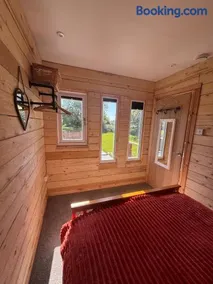 Edgmond Lodges - 1 & 2 Bed Luxury Log Cabins with Private Hot Tubs Derbyshire - Image 3