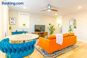 Elegant Urban Escape - 2 Bedrooms, 1 king Bed and 1 Queen Bed, Gated Private Entrance and Parking - Image 5