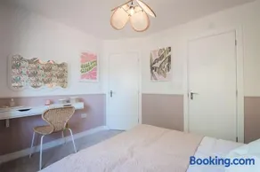 House - Sleeps 6 - Parking - Garden - Image 4