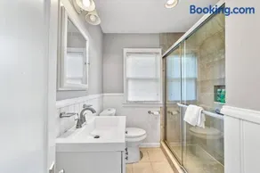 Charming 4-bed 2- Bath Home Close Proximity to Princeton Area and Sesame Place - Image 2