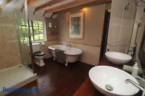 Idyllic 15th century farmhouse with hot tub - Image 3