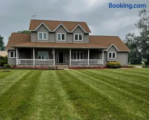 House On Grass Runway with Fly-In/Fly-Out Access - Image 1