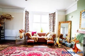 Group Accommodation - Rushden A6 Manor House - Private Gated -Sleeps 15 - Secure Parking - Image 2