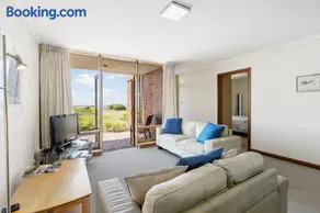By The Sea Beachfront Apartment Wifi - Image 4