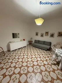 Apartment with sea access - Image 1