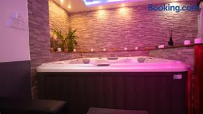 Suite avec Jacuzzi Privatif-Golden Jacuzzi - Image 3