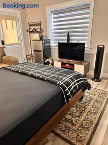 East Coast Cozy by Wastis-Easy Hwy, City & Airport Access plus Free Parking - Image 2