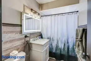 Top Rated Condo •King Bed • Safe Historic Location - Image 3
