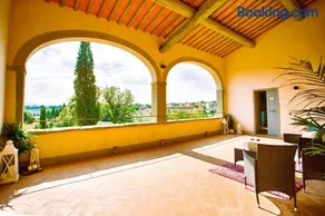 Farmhouse with swimming pool surrounded by greenery just 20 minutes from Arezzo - Image 1