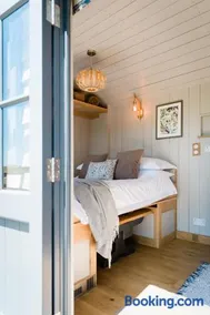 Boutique Cornish Shepherd's Hut with Hot Tub - Image 3