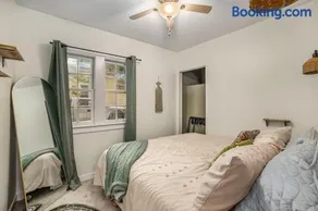 Little Barn Cottage - 3br home with hot tub - Image 5
