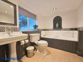 Derwent Manor Apartments - Image 5
