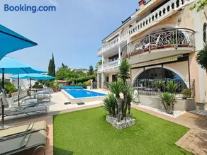 VILLA VERA Apartments with pool, 200 m from the beach - Image 1