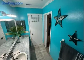 Waterfront Room with Private Bathroom Near PBIA & Lake Osborne - Image 2