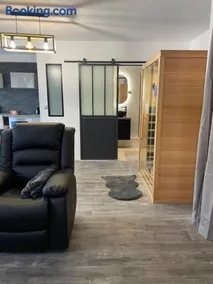 T2 rénové, jaccuzi, sauna, sièges massants, jardin, parking, métro - Image 3