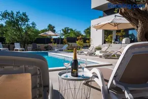 CROWONDER Sun Dance Apartments with Heated Swimming Pool Seaview and Garden - Image 5