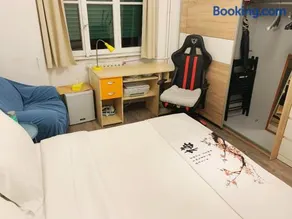 Huawei Private room & Single bed with host & 1 min to Metro - Later Check-in After at 19 - I do not like people do not respect the time - no people do not come back for sleep before midnight 24 - no book - LGBT friendly - Image 4