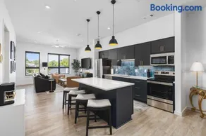 Upscale Music Row Corner Unit with Patio Rooftop with City View and Gym - Image 1