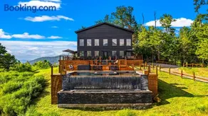 Mt Sunshine - Infinity Pool Sleeps 22 12 Beds - Image 2