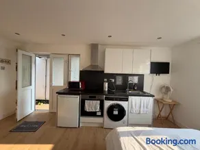 London Heathrow Ashford Escape Flat 1 - Image 2