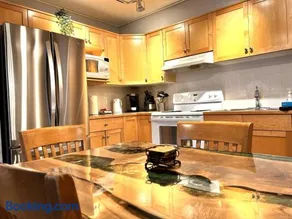 Windtower Lodge FullKitchen-Kingbed Suite-MntView-UGParking-Walk2DT - Image 2