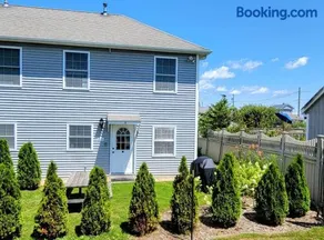 2 Br beach condo, 1 block from shore - Image 1