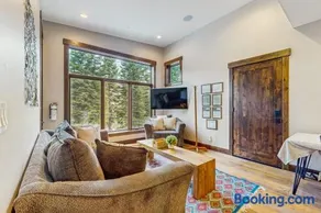 Pristine home with lovely interior private deck fast WiFi - great location - Image 2