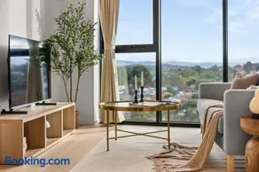 Stylish 1-Bedroom Gem a 6-Minute Walk to Westfield with Parking - Image 1