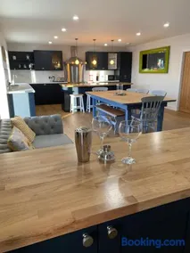 Nether Newton - Sleeps 12, Hottub, Sauna, Private Garden - Image 3