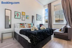 Monopoly Suite Luxurious High Tech Bright & Spacious Central Flat - Image 4