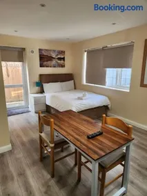 Beautiful private en-suite room with its own entry - Image 5