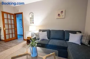Cozy Town Centre Apartment - Image 1